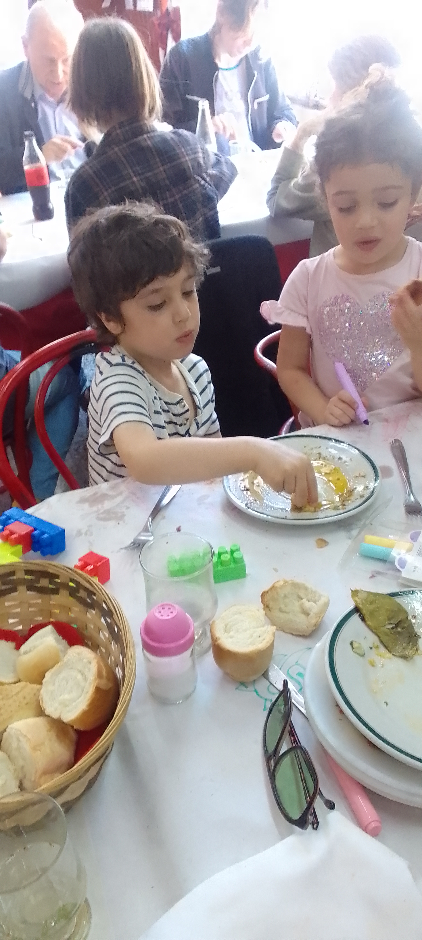 Cliente comiendo caracoles