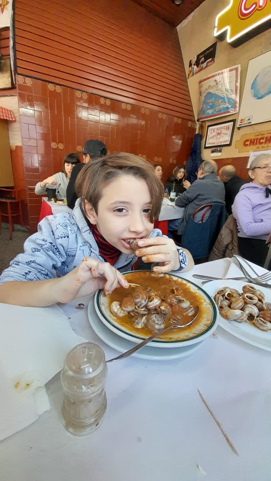 Agustín comiendo caracoles