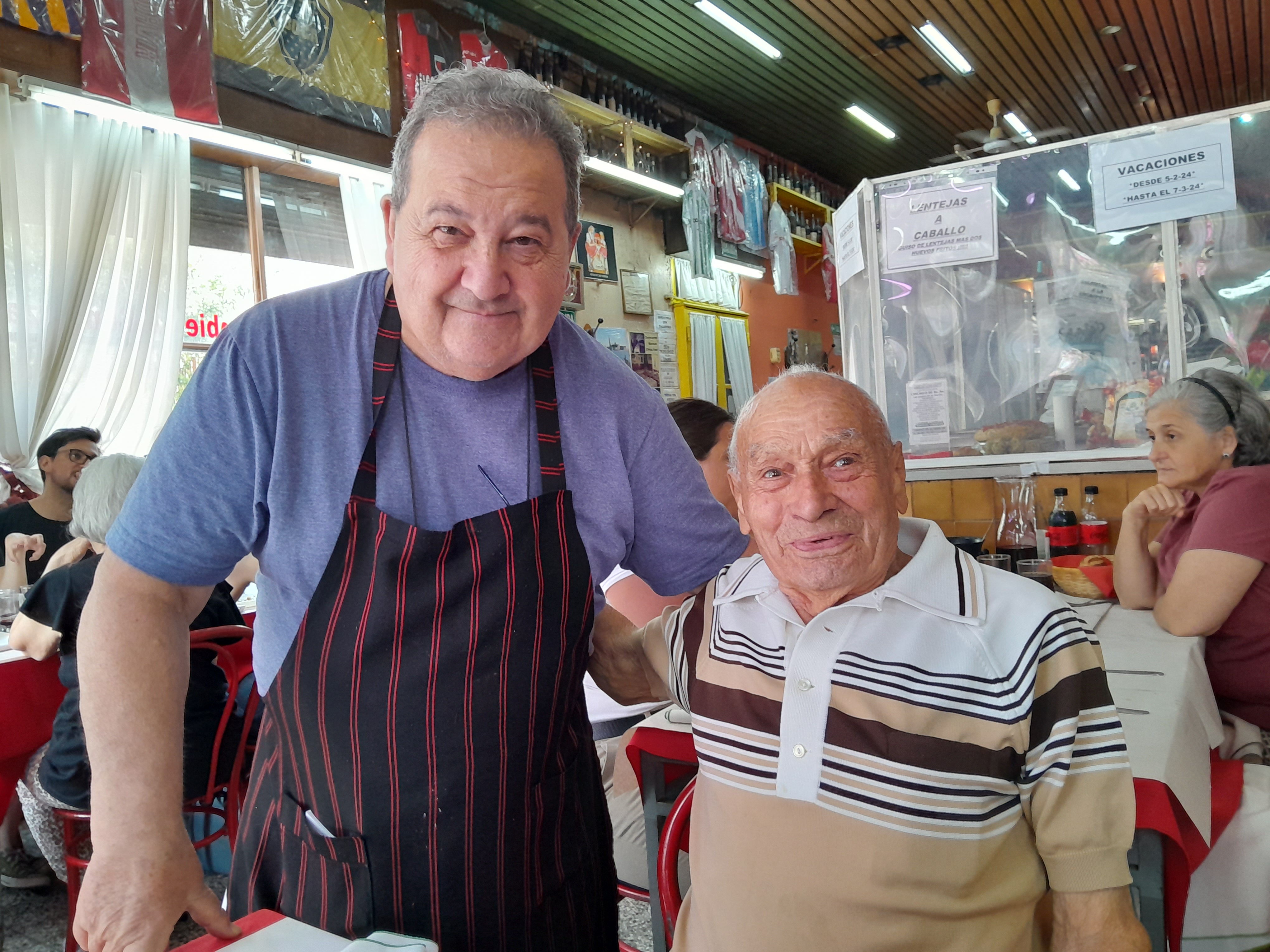 Cliente comiendo caracoles